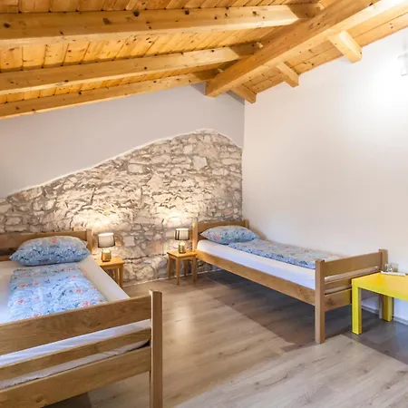 Casa Agnija - Authentic Istrian With Terrace And Garden Near The Sea بيت للعطل Peruški